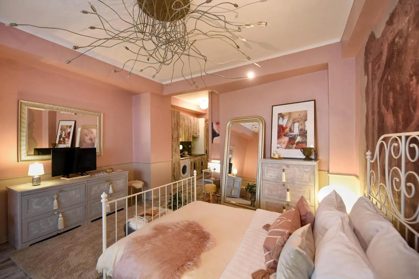 Magic Studio - A Central Fairytale Experience Bucureşti 0*,  România
